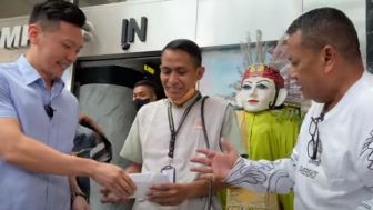 Edi Sonjaya, CS Mall yang Kembalikan Dompet Hotman Paris Berisi Rp70 Juta Diberi Hadiah Segepok Uang
