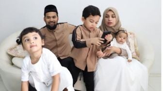 Cara Shireen Sungkar dan Teuku Wisnu Ajari Anak Jelang Senja, Taruh HP, dan Ajari Zikir Petang