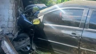 Vios Dikemudikan Dosen Tabrak Warung di Gianyar, Bayi 11 Bulan Pingsan