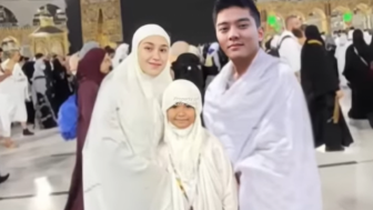 CEK FAKTA : Resmi Muallaf Boy William dan Ayu Ting Ting Laksanakan Umrah Bersama Bilqis