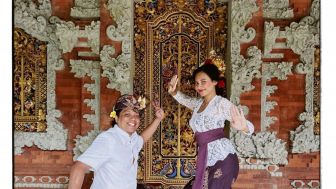 Kenakan Busana Adat Bali. Arie Kriting Disebut Mirip Pecalang