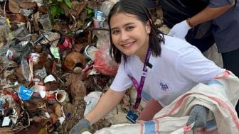 Keseruan Prilly Latuconsina Ngabuburit Sambil Bersihkan Sampah di Pantai Tanjung Aan Lombok