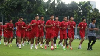 Timnas Indonesia U-22 Potong Tumpeng Syukuran Bebas Sanksi Berat FIFA, PSSI Diminta Jangan Terlena