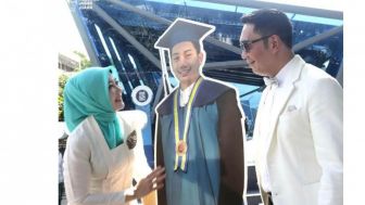 Potret Ridwan Kamil Hadiri Wisuda Mendiang Anak, 'Dear A Eril, Nak Kami Bangga'