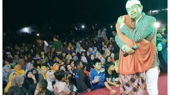 Tangis Kang Dedi Mulyadi Pecah Saat Memeluk Nenek Penjual Gorengan, Warga Ikut Terharu