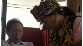 Momen Eks Gubernur Jakarta Sutiyoso Berjoget Usai Lututnya Diobati Ida Dayak