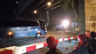 Viral Dua Bus Milik TNI AL Terobos Palang Pintu Kereta Api di Malang, Warganet: Lupa Aturan Lalulintas di Darat Pak?