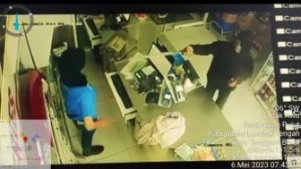 Viral Video Perampok Bercadar Bawa Parang Berhasil Kuras Uang Toko Indomaret di Lombok NTB