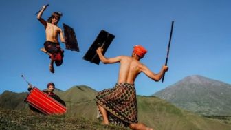 NTB Miliki Tradisi Peresean yang Cocok Jadi Destinasi Budaya, Uji Nyali Pemuda Lombok