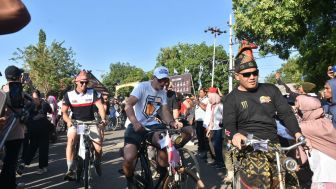 Sebelum Balapan, Riders MXGP Naik Sepeda Ontel ke Istana Raja Sumbawa
