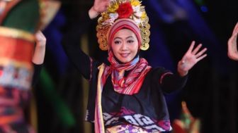 Artis Asri Welas Jualan Busana Hasil Desainnya di LIMOFF Lombok