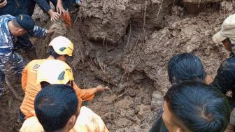 Tertimbun Reruntuhan Rumah yang Longsor, Komang Aditya Meninggal