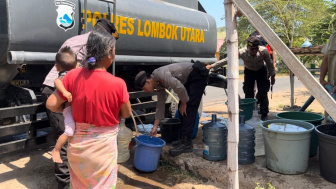 Sat Samapta Lombok Utara Bersama Dinsos KLU Distribusikan Bantuan Air Bersih