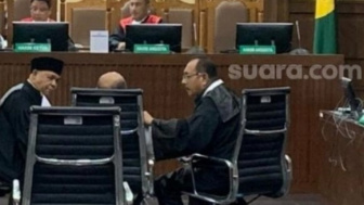 Panas Sidang Lukas Enembe, Banting Mic dan Akhirnya Masuk IGD RSPAD