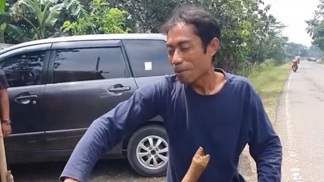 Mirip Tiko, Mang Odos Rela Tak Menikah demi Rawat Ibu yang Stroke