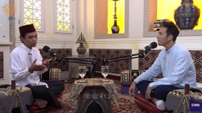 Ini dia Artis Non Muslim yang Sering Bahas Islam, Bakal Mualaf?