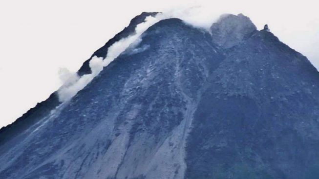 Gunung Merapi Dua Kali Semburkan Guguran Lava dan Intensitas Gempa Masih Tinggi