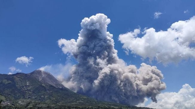 Gunung Merapi Semburkan Awan Panas