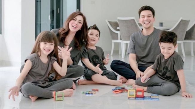 Jonathan Frizzy Ekspose Anak-anak Beribadah Kristen, Dhena Devanka Ngamuk: 'Mereka Lahir Muslim!'