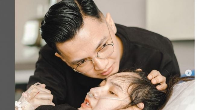 Nella Kharisma Berjuang Lahiran Anak Kedua, Netizen Salfok Sama Parasnya, 'Baru Lihat Lahiran Secantik Ini