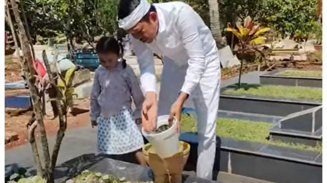 Dedi Mulyadi Genap Berusia 52 Tahun, Pergi Ziarah ke Makam Ibu Ditemani Putrinya