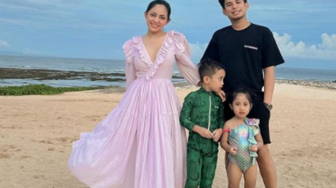 Unggah Foto Bersama, Rachel Venya dan Okin Didoalam Balikan