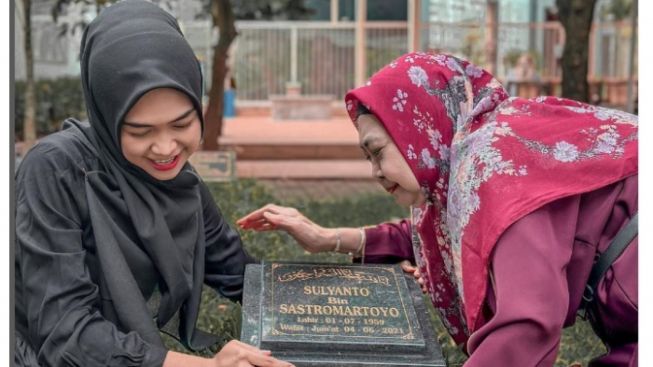 Ria Ricis Ziarah ke Makam Papa Tanpa Ditemani Suami, Benarkah Prahara Rumah Tangganya Semakin Panas?