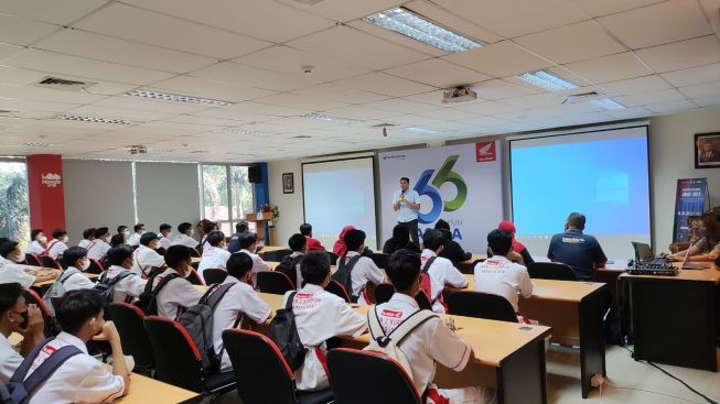 SMKN 2 Kuripan Study Tour ke Pusat Distribusi Motor Honda di NTB