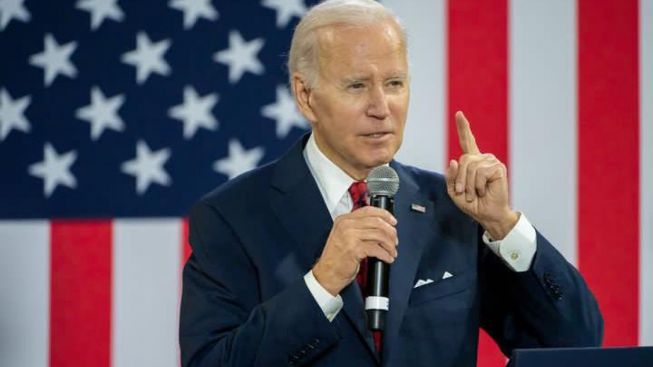 Joe Biden Terjatuh Saat Bagikan Ijazah Angkatan Udara USA, Kok Bisa? Kritikus: Sudah Terlalu Tua