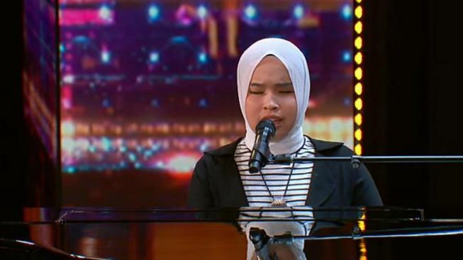 LUAR BIASA! Putri Ariani, Tuna Netra Asal Indonesia Raih Golden Buzzer dari Simon Cowell di Americas Got Talent