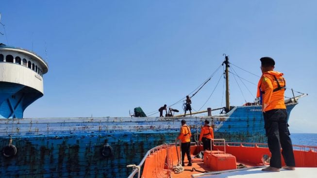 Delapan ABK Kapal Motor Lintas Samudera Selamat Setelah Kapal Mati Mesin di Tengah Laut Lombok