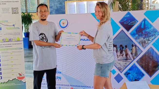 KKP Berikan Penghargaan Kepatuhan Kepada Pelaku Usaha di Gili Matra Lombok