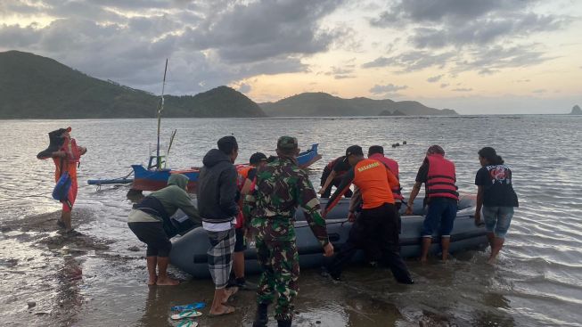 Dua Orang Warga Lombok Barat Hilang Terseret Ombak Saat Memancing