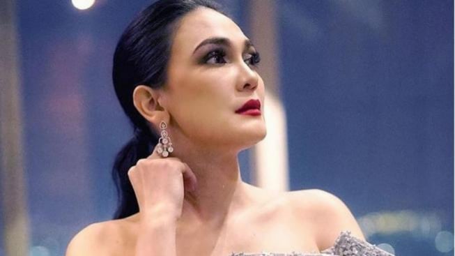 Luna Maya alami sakit Tenggorokan Saat Syuting Film "Suzanna Malam Jumat Kliwon"