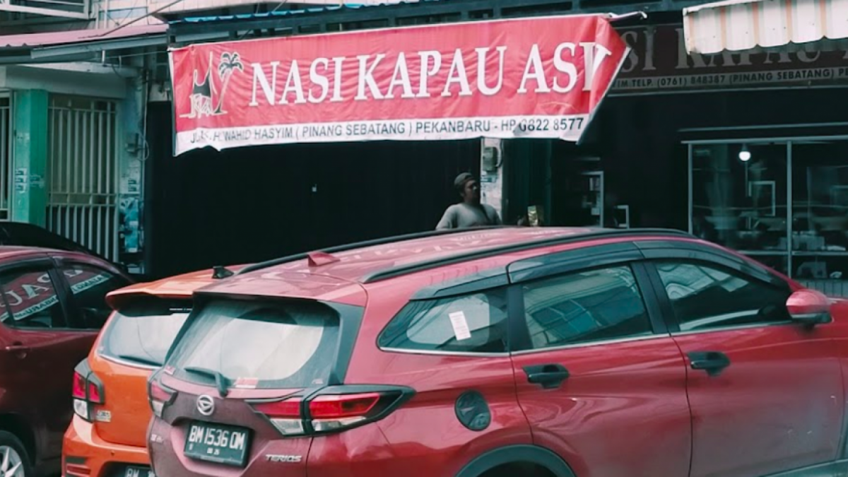 Jika berkunjung ke Kota Pekanbaru rasanya belum afdol untuk menjajal kuliner legendaris yang satu ini. Nasi Kapau Asli akan membuat selera makan wisatawan begitu besar karena rasanya yang sudah teruji [Foto: Media Sosial]