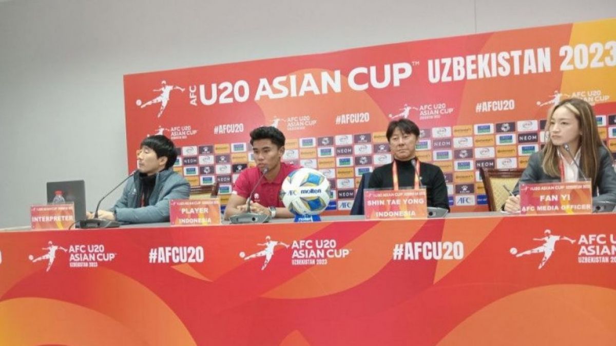 Shin Tae-yong bersama pemain Timnas Indonesia memberikan keterangan usai pertandingan melawan Uzbekistan di Piala Asia U-20 2023. Mereka gagal lolos ke babak selanjutnya usai ditahan imbang. [Foto: Suara.com / ANTARA - RAUF ADIPATI]