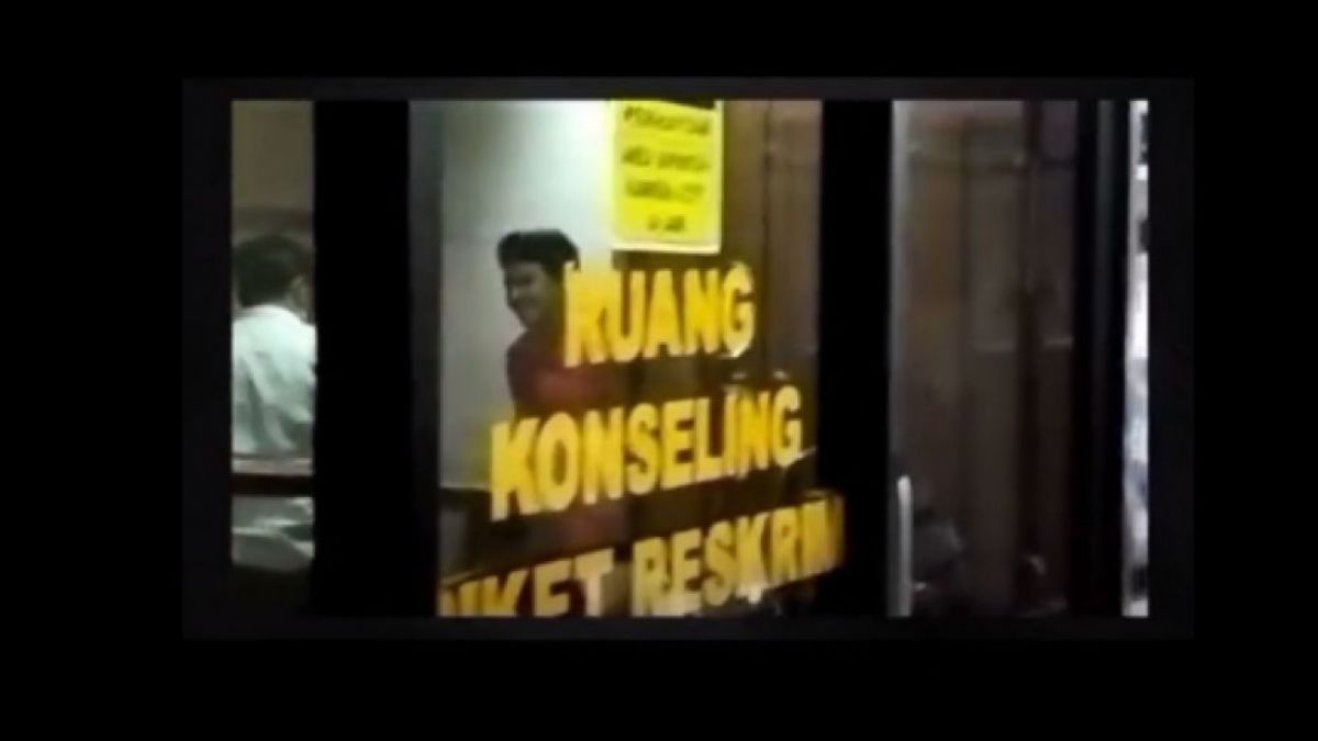 Tersangka kasus penganiayaan David, Shane Lukas tampak cengengesan di ruang konseling Polres Jakarta Selatan, Jumat (24/2) kemarin. [Foto: Twitter]