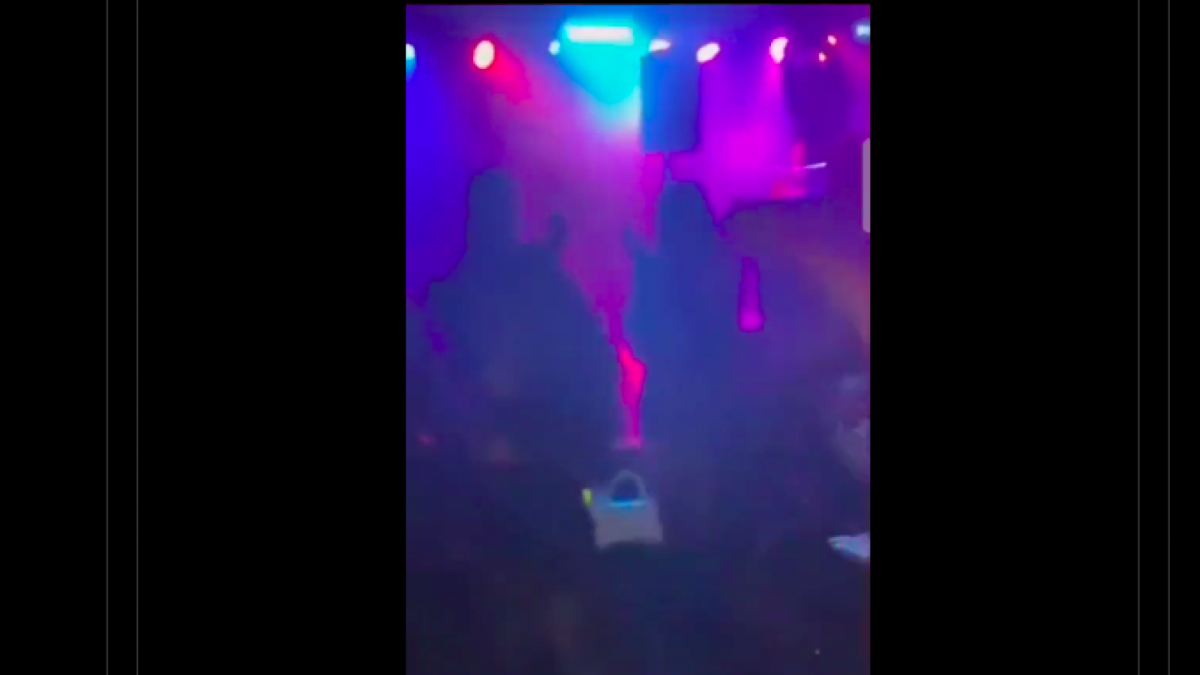 Video viral diduga Atasya Yasmine anak dari Kepala Bea Cukai Makassar disebuah club. Sebuah akun Twitter menyebutkan kalau Atasya doyan hodup hura-hura. Video ini menjadi sorotan netizen. [Foto: Tangkapan Layar Twitter]