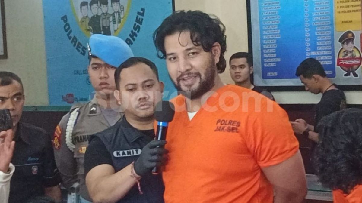 Ammar Zoni kembali diciduk atas kasus penggunaan narkoba jenis sabu. Dia pun mendapatkan nasihat dari kuasa hukumnya supaya bisa benar-benar lepas dari narkoba. [Foto: Suara.com - Rena Pangesti]