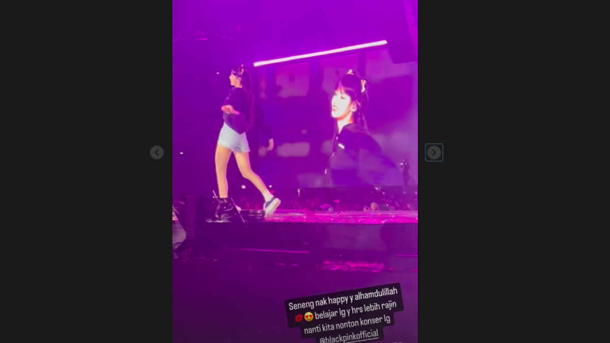 Ayu Ting TIng beserta putrinya menyaksikan konser BLACKPINK di SUGBK. Ayu dan Bilqis begitu histeris ketika dinotice oleh para member BLACPINK [Foto: Instagram Ayu Ting Ting]