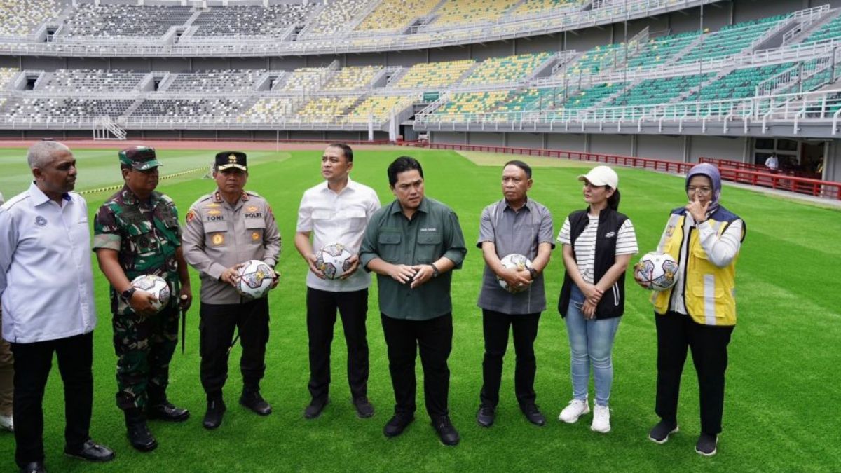 Ketua Umum PSSI Erick Thohir mengunjungi Stadion Gelora Bung Tomo (GBT), Surabaya untuk memantau venue yang akan dipakai di Piala Dunia U20. [Foto: PSSI]