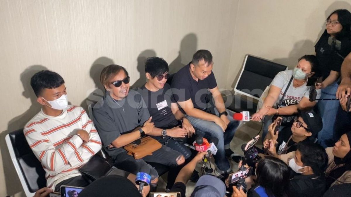 Vokalis band Radja, Ia Kasela menceritakan detik-detik terjadinya ancaman pembunuhan yang mereka dapatkan usai manggung di Johor, Malaysia. [Foto: Suara.com - Adiyoga Priyambodo]