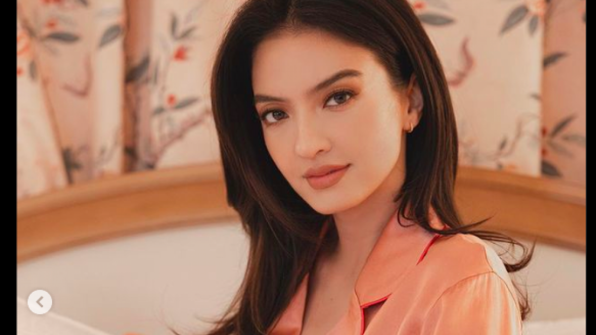 Cantiknya Raline Shah meski menggunakan baju tidur namun dirinya masih tetap memancarkan aura kecantikan yang luar bias. [Foto: Instagram Raline Shah]