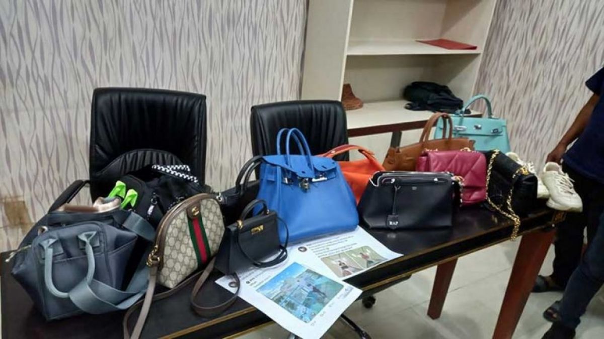 Tas branded yang diklaim berkualitas KW punya istri Sekda Riau, SF Hariyanto. Dia baru saja menjabat sebagai Sekda Riau selama 1,5 tahun. [Foto: Suara.com - Eko Faizin]
