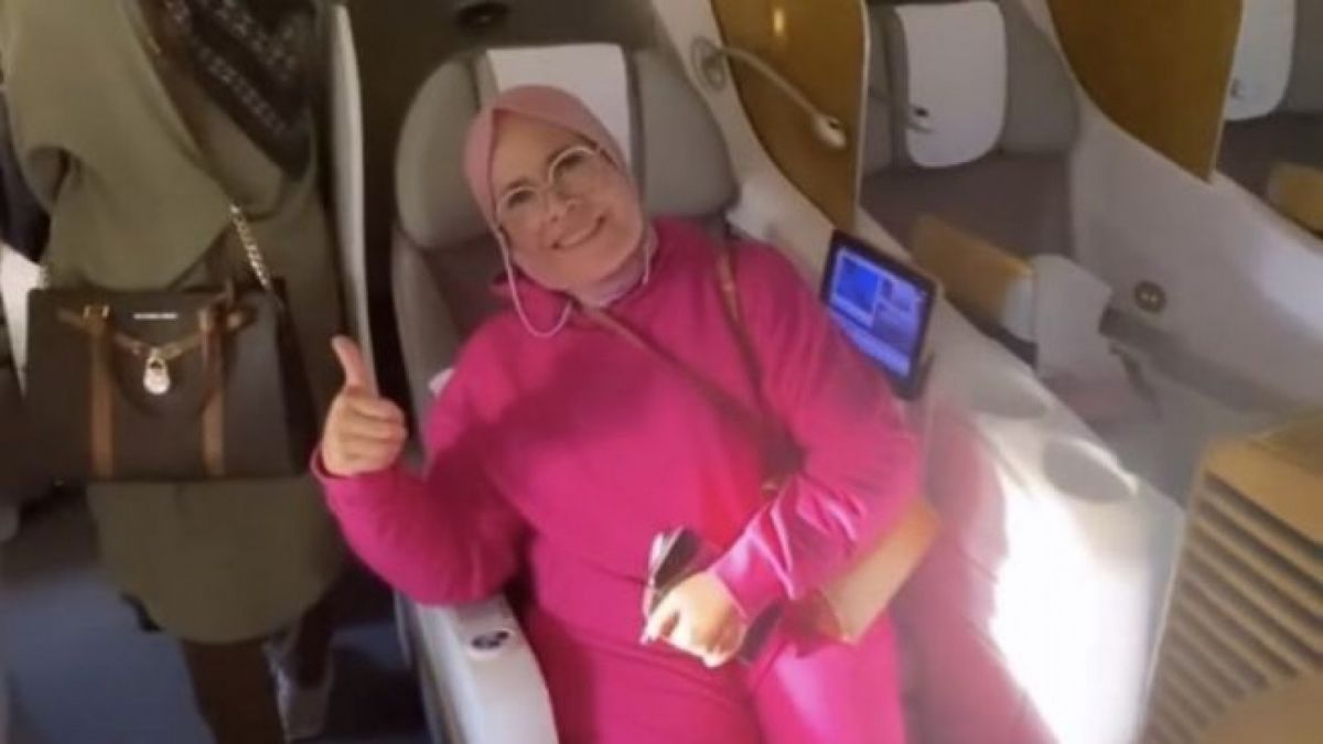 Diduga istri Sekda Riau yang pelesiran ke luar negeri pakai pesawat duduk di kelas bisnis, padahal SF Hariyanto bilang ke luar negeri pakai kelas ekonomi dapat tiket promo. [Foto: Twitter]