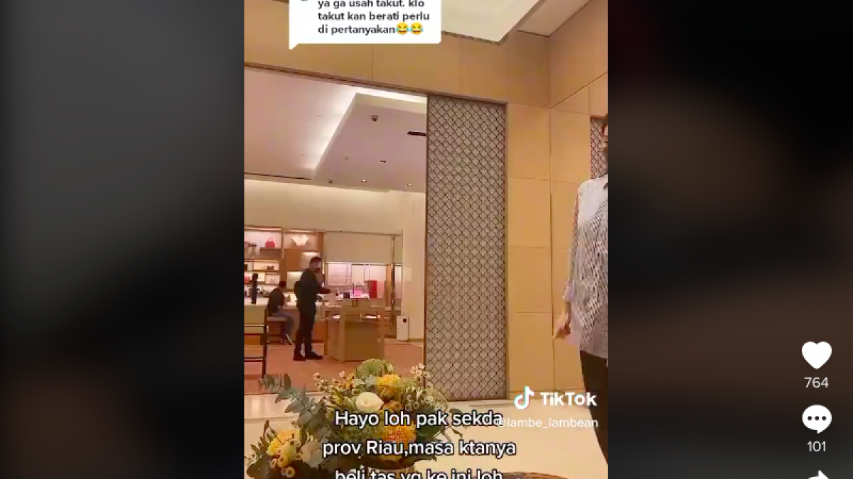 Sekda SF Hariyanto mengatakan kalau barang istrinya adalah tas KW, namun sebuah video di media sosial tampaknya membantah pernyataan SF Hariyanto. [Foto: Tangkapan Layar Tiktok]