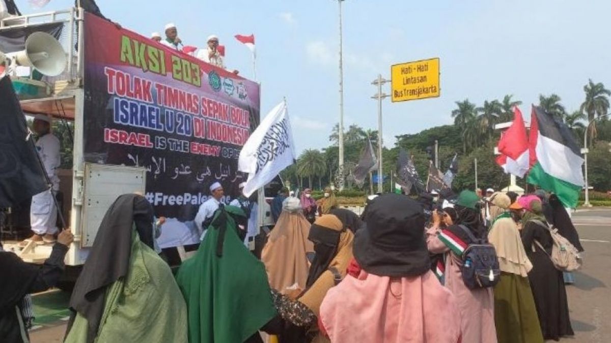 Gelombang aksi penolakan Timnas Israel turut serta di Piala Dunia yang digelar di Kawasan Patung Kuda, Jalan Merdeka Barat, Jakarta. [Foto: Suara.com - Faqih]