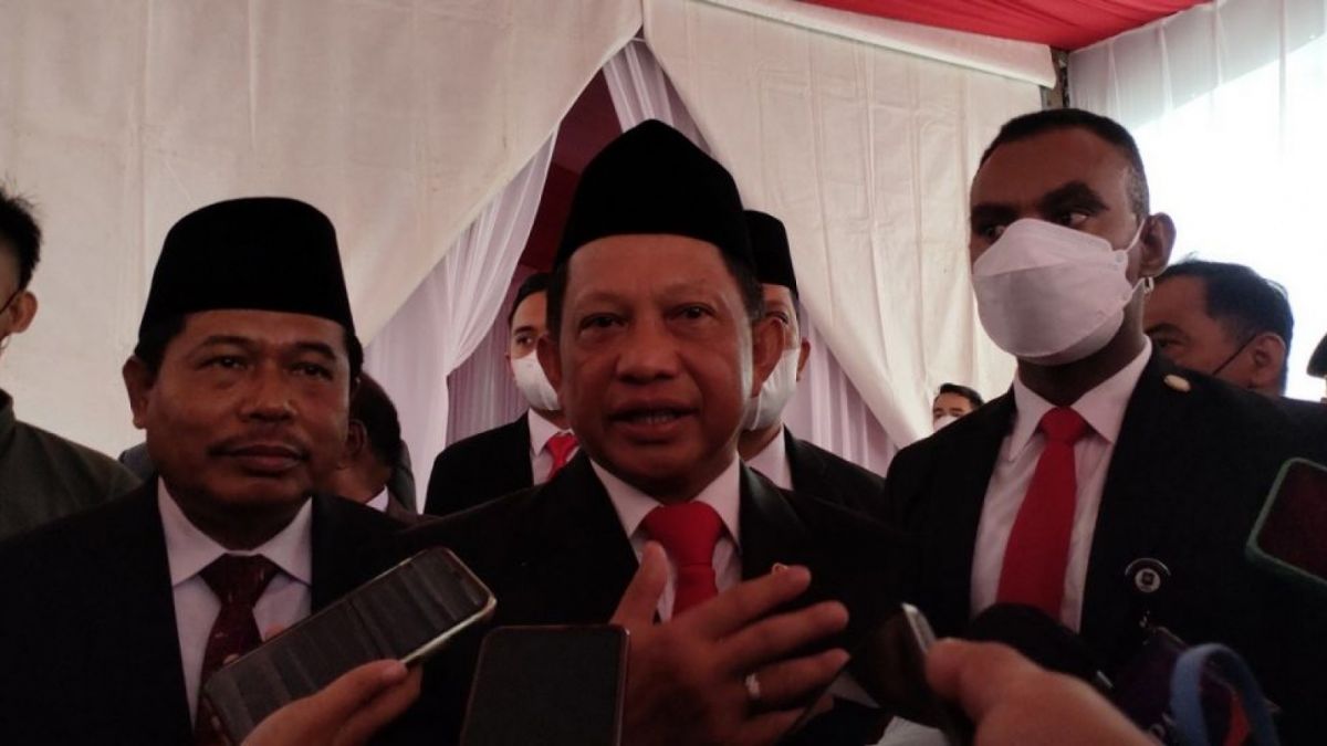 Menteri Dalam Negeri Tito Karnavian memberikan titah untuk memanggil dan memeriksan Sekda Riau SF Hariyanto, buntut dari kelakuan anak dan istrinya yang doyan flexing pamer harta kekayaan. [Foto: Suara.com - Ria]