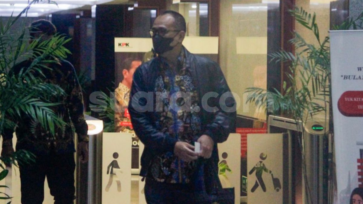 Rafael Alun Trisambodo menjadi tersangka dalam dugaan penerimaan gratifikasi yang telah berlangsung selama 12 tahun lamanya. Dalam kasus ini disinyalir ada artis berinisial R yang turut terlibat. [Foto: Suara.com - Alfian Winanto]