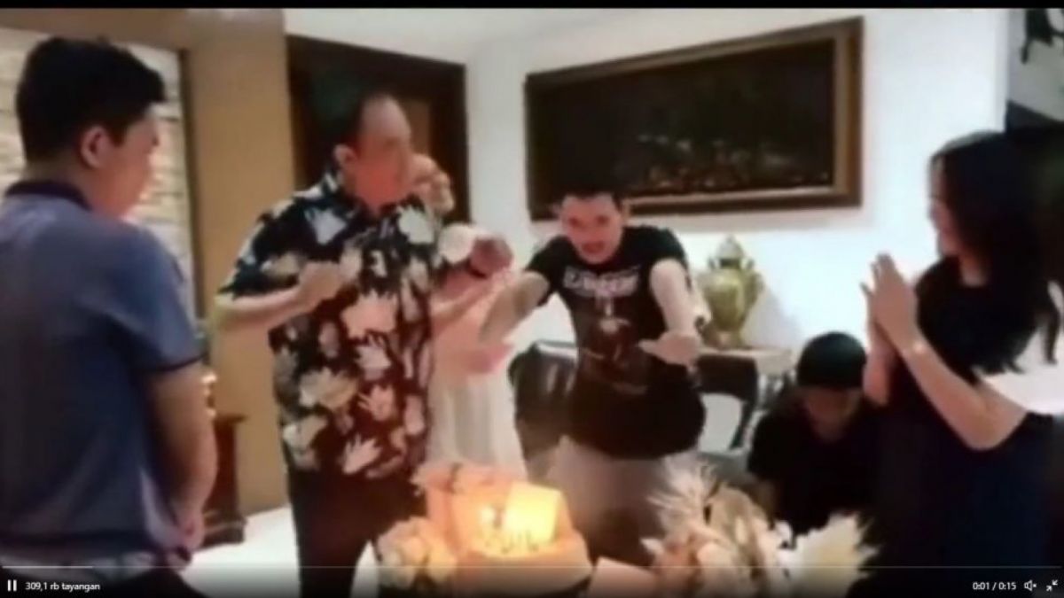 Saat keluarga Rafael Alun Trisambodo sedang merayakan ultah jauh sebelum kasus dugaan gratifikasi mencuat. Kini Rafael Alun menjadi tersangka oleh KPK [Foto: Twitter]